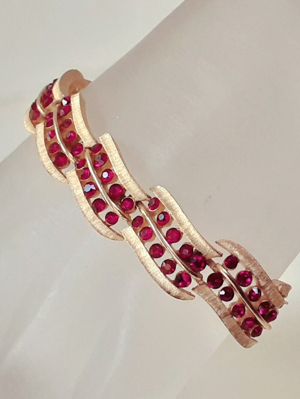 Crown Trifari Alfred Phillippe Texture Gold Tone Red Crystal Link Bracelet 7.25"